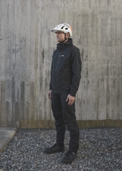 52323_1002_Ms_MotionRainJacket_Uranium Black3.jpg